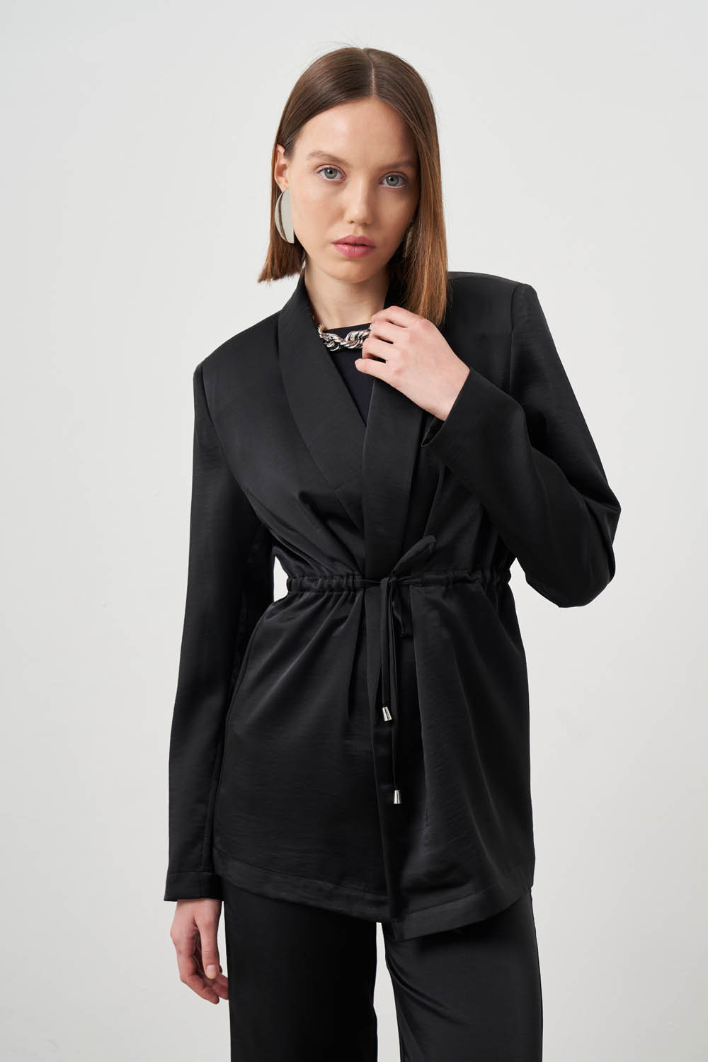 Mizalle Büzgülü İp Detaylı Siyah Saten Ceket
