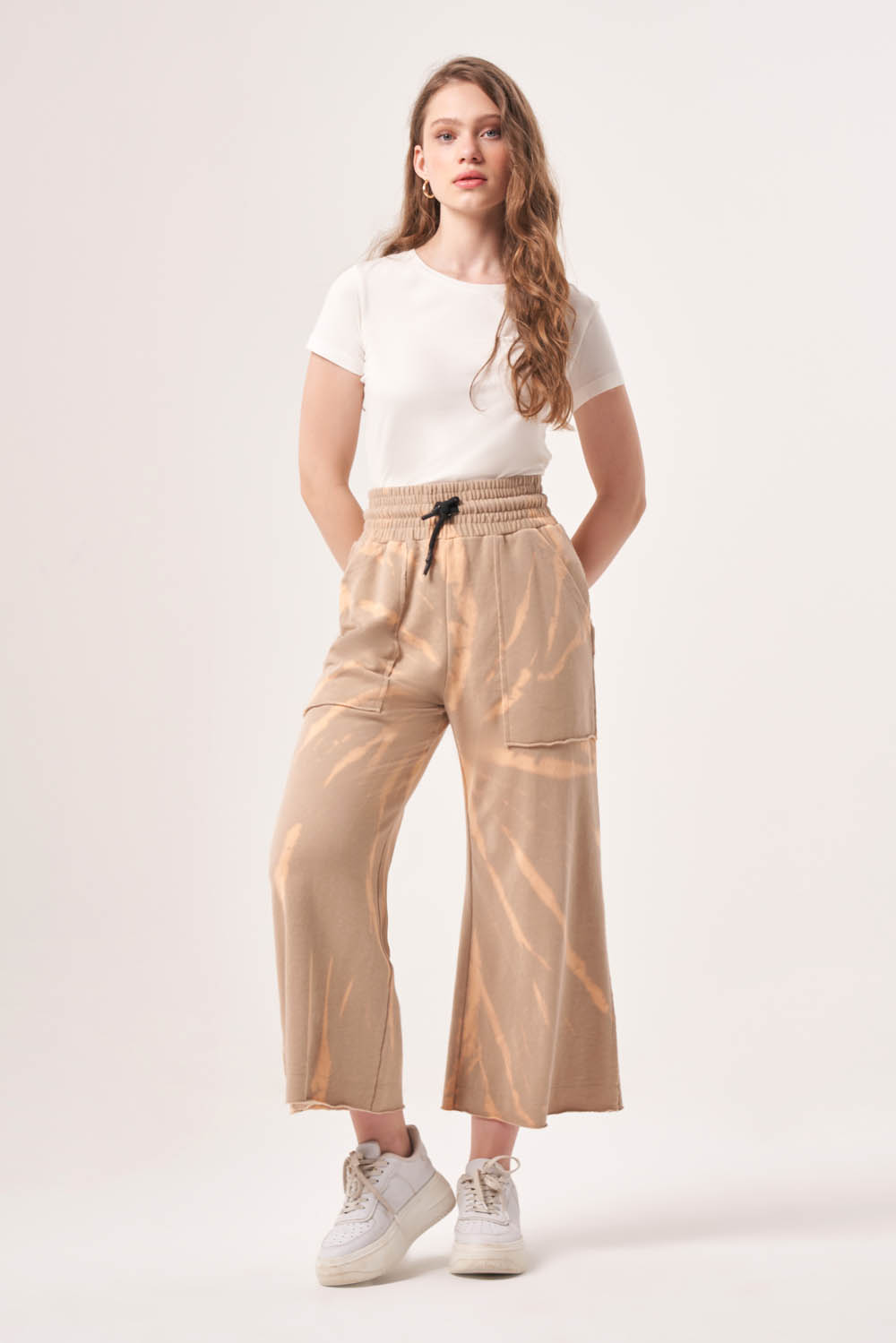 Mizalle Rahat Kesim Kesik Paça Geniş Cepli Bej Batik Renkli Jogger Pantolon