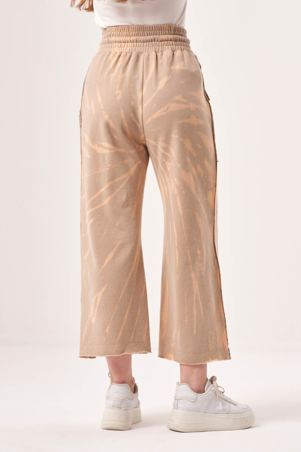Mizalle Rahat Kesim Kesik Paça Geniş Cepli Bej Batik Renkli Jogger Pantolon