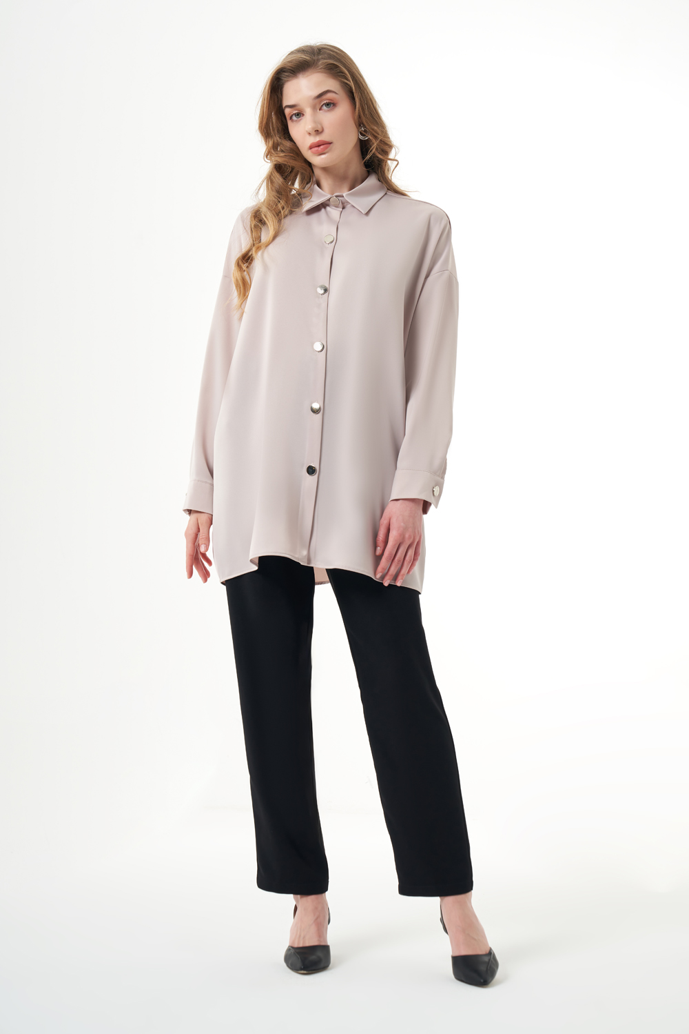 Mizalle Metal Düğmeli Oversize Bej Rengi Saten Gömlek