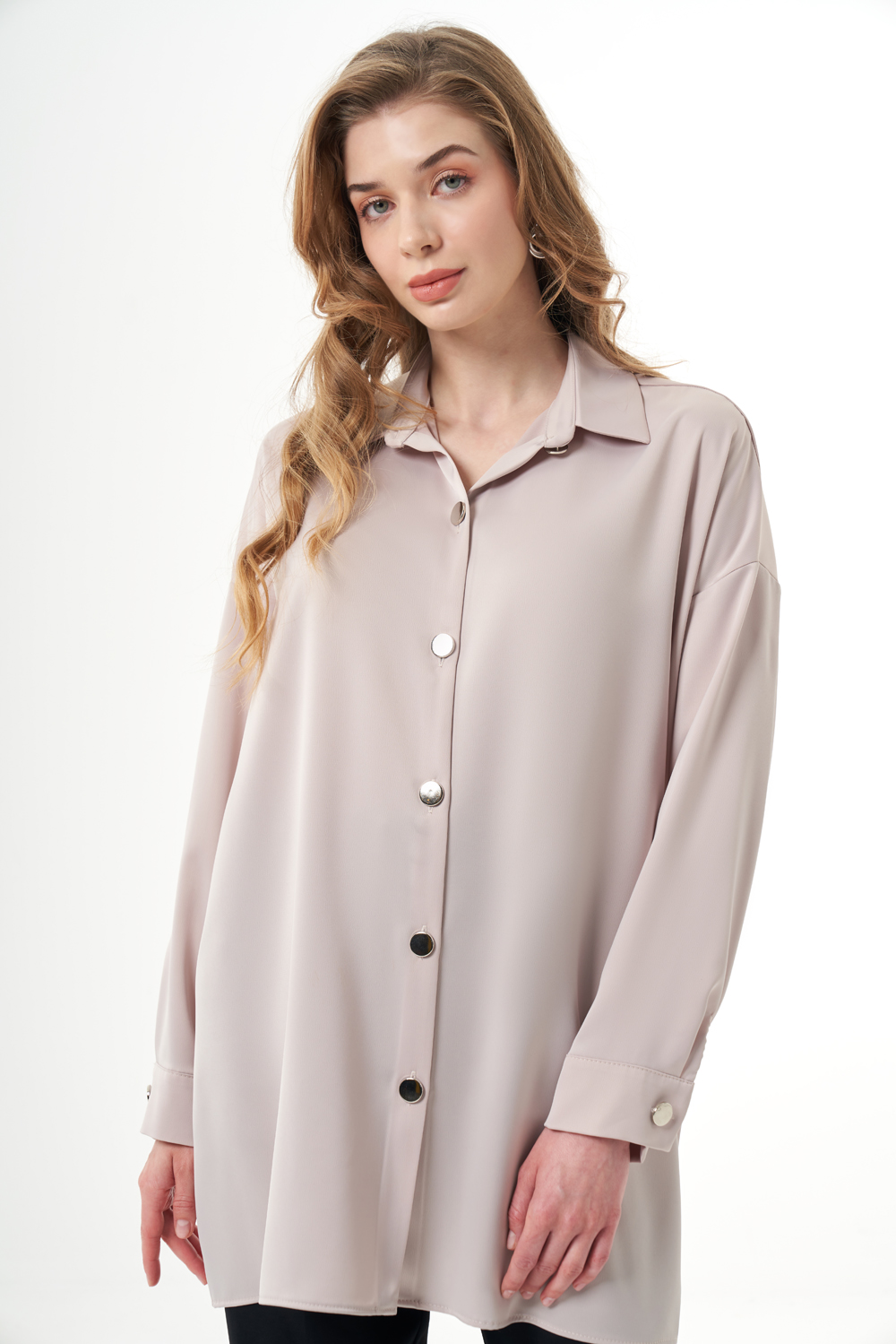 Mizalle Metal Düğmeli Oversize Bej Rengi Saten Gömlek