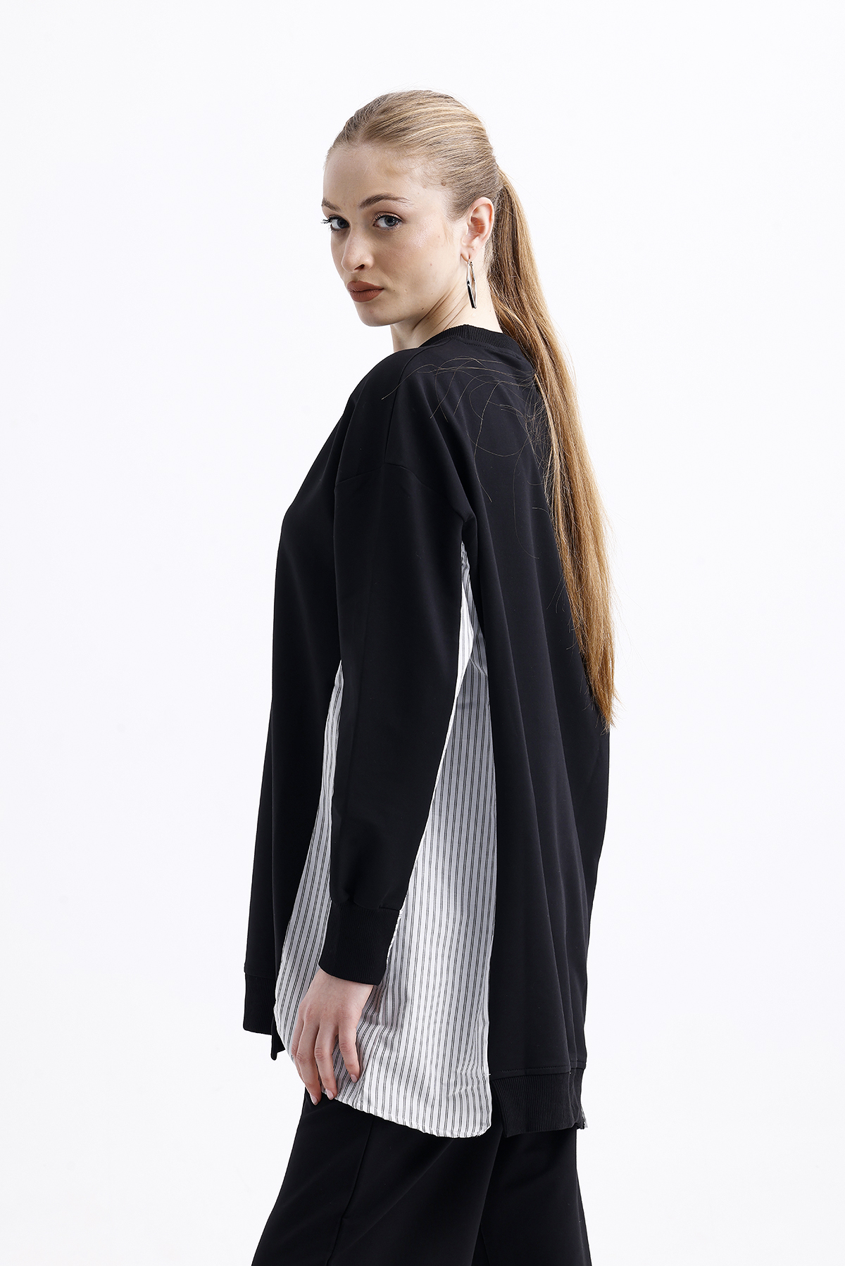 Mizalle Çizgili Parça Detaylı Oversize Siyah Sweatshirt