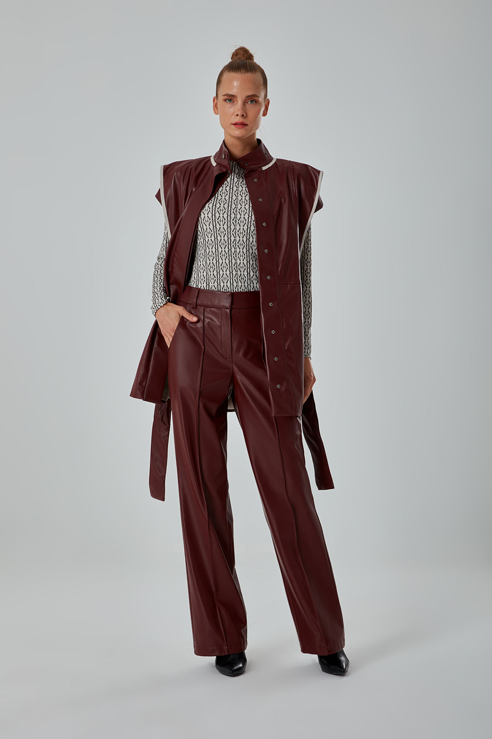 Mizalle Dikiş Detaylı Deri Görünümlü Geniş Kesim Bordo Pantolon