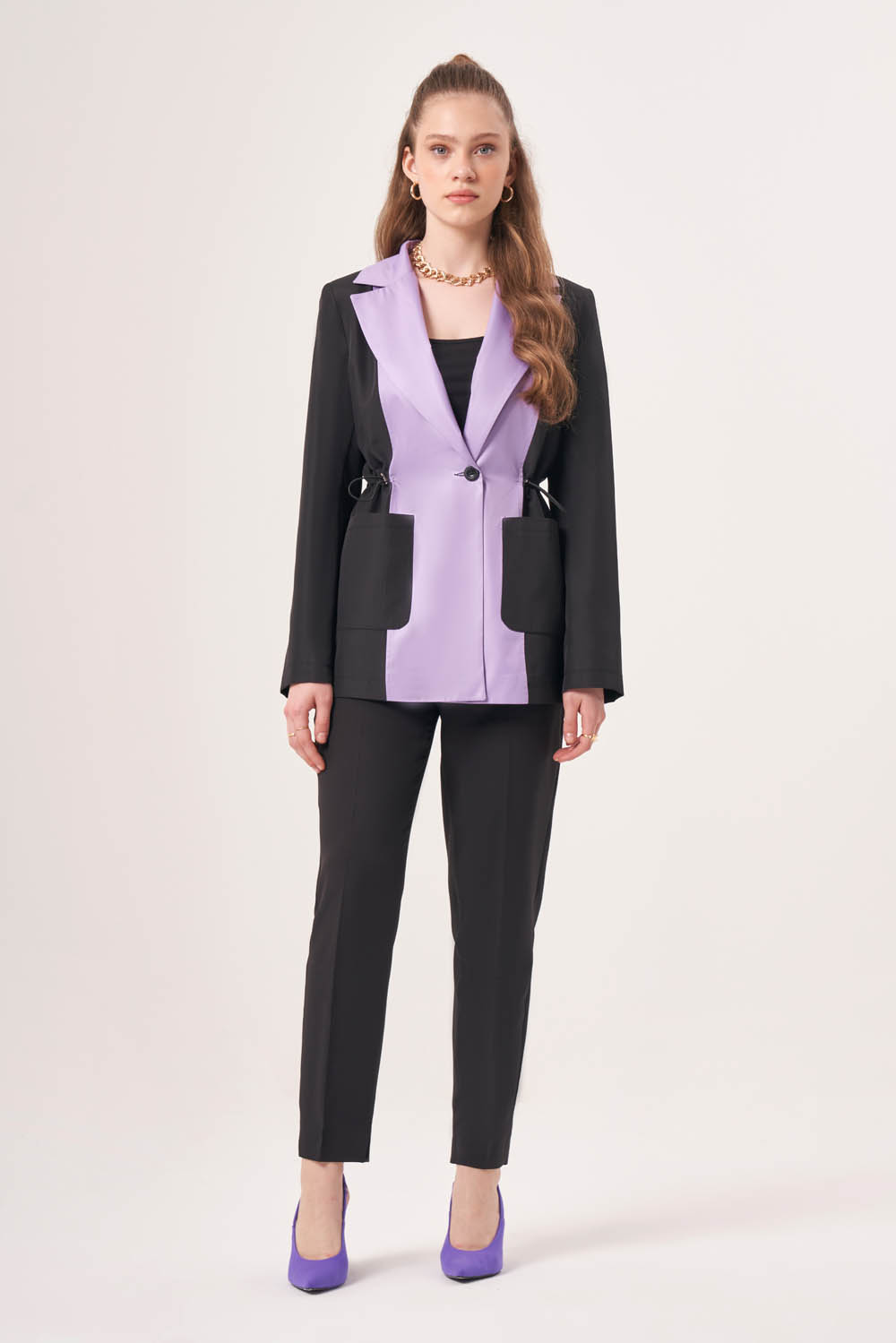 Mizalle Beli Büzgülü Siyah Lila Renk Bloklu Blazer Ceket