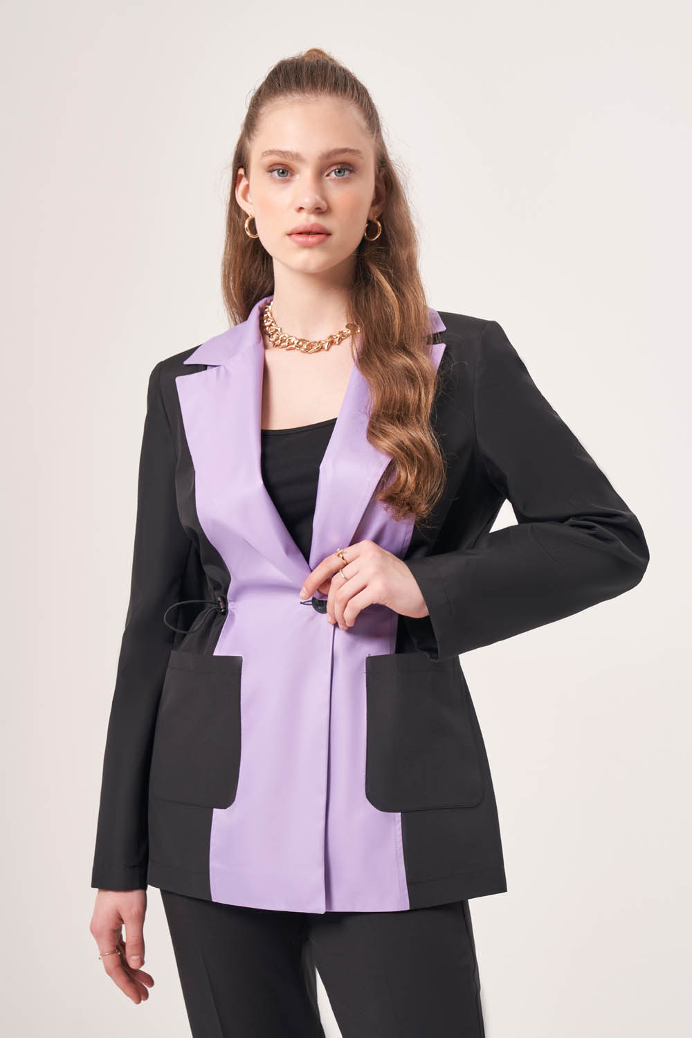 Mizalle Beli Büzgülü Siyah Lila Renk Bloklu Blazer Ceket