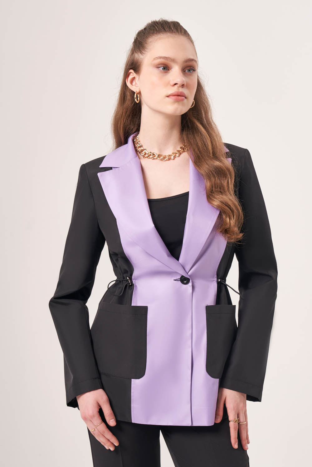 Mizalle Beli Büzgülü Siyah Lila Renk Bloklu Blazer Ceket