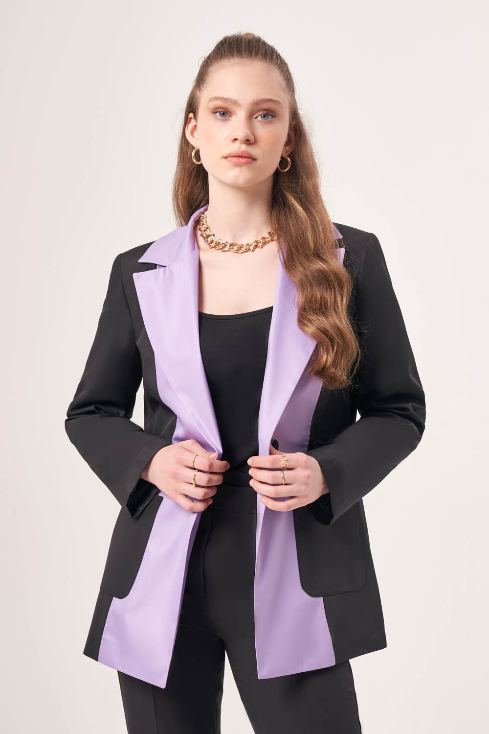 Mizalle Beli Büzgülü Siyah Lila Renk Bloklu Blazer Ceket