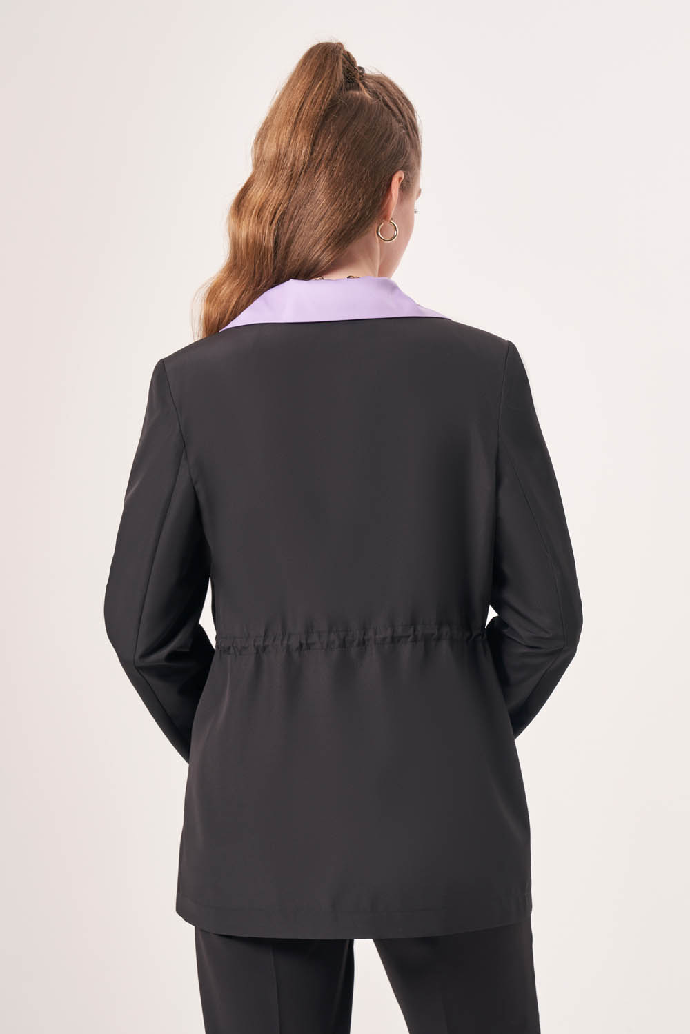Mizalle Beli Büzgülü Siyah Lila Renk Bloklu Blazer Ceket
