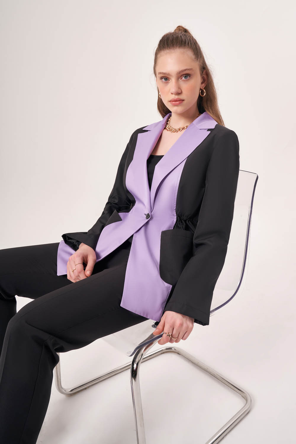 Mizalle Beli Büzgülü Siyah Lila Renk Bloklu Blazer Ceket