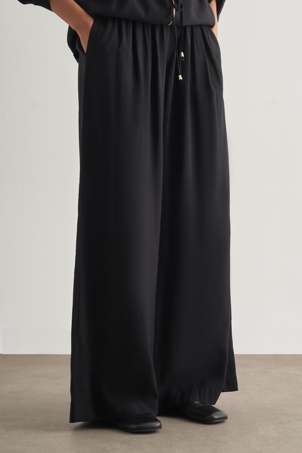 Mizalle Modal Karışımlı Rahat Kesim Beli Lastikli Siyah Pantolon