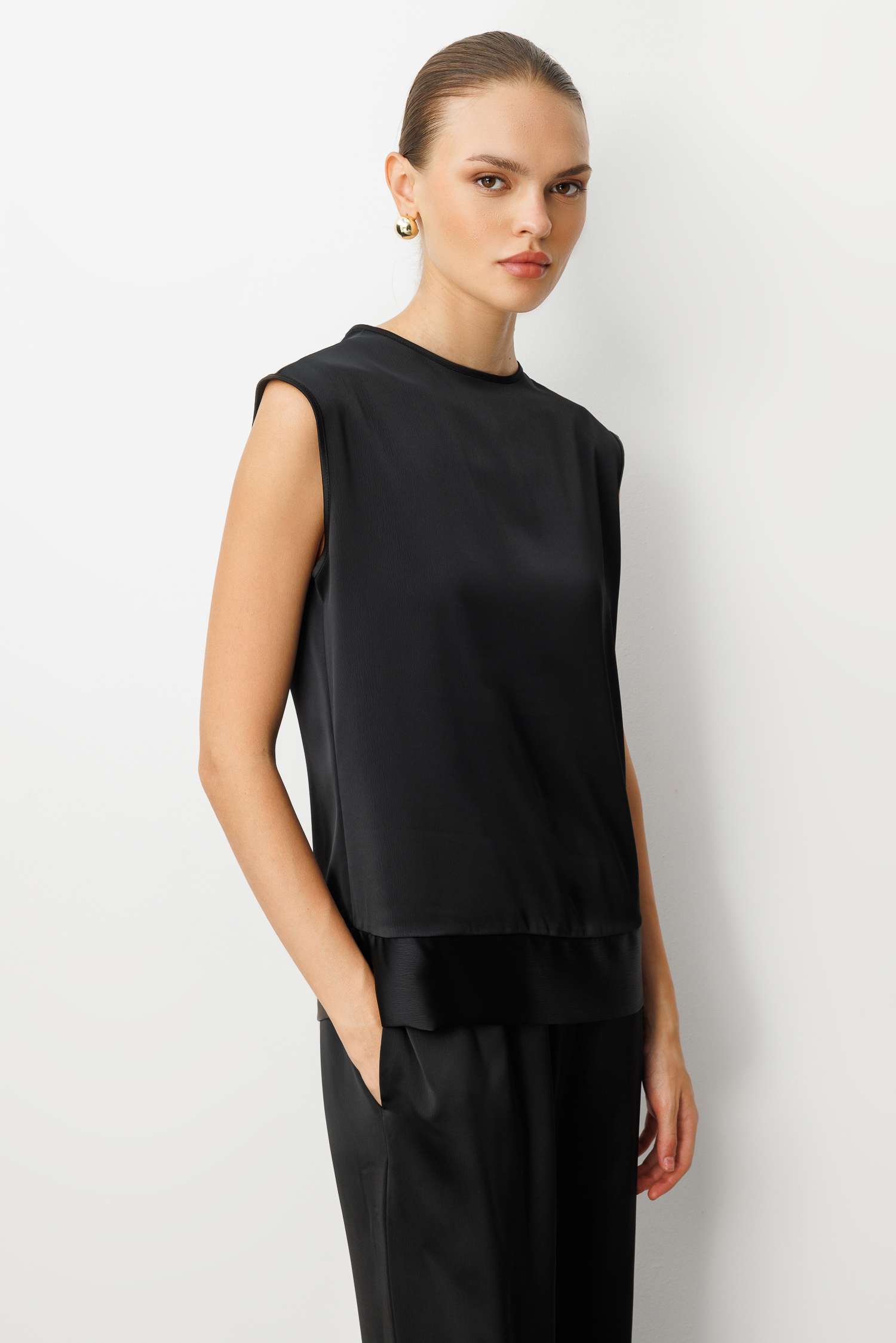Mizalle Siyah Kolsuz Basic Saten Bluz