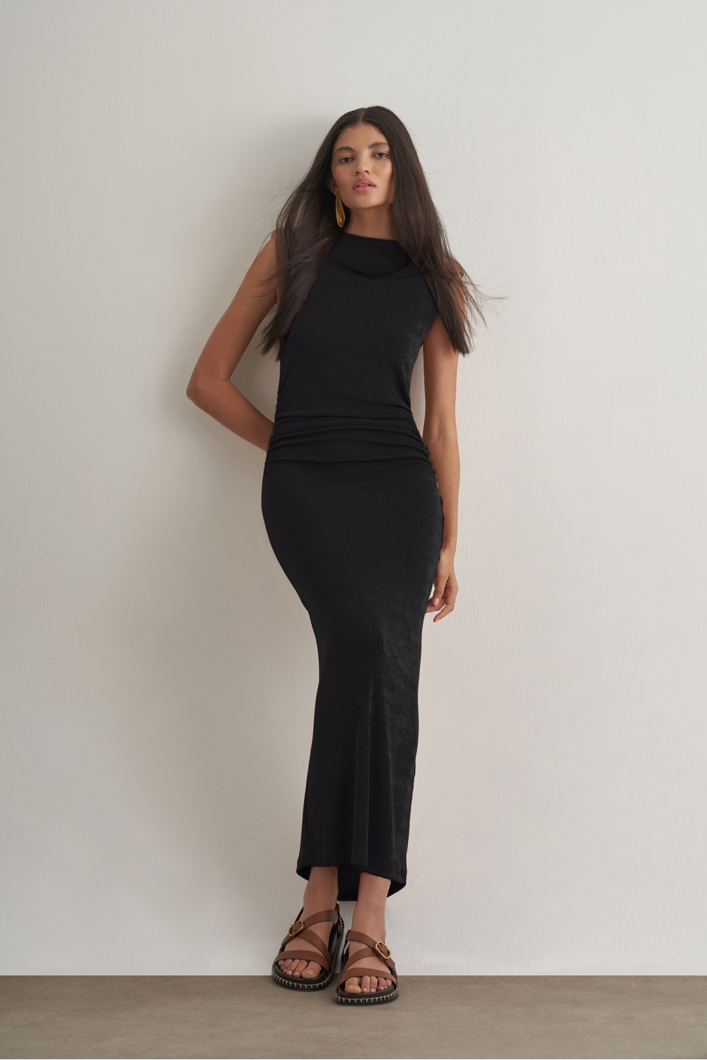 Mizalle Yan büzgü Detaylı Vatkalı Uzun Kolsuz Siyah Bodycon Elbise