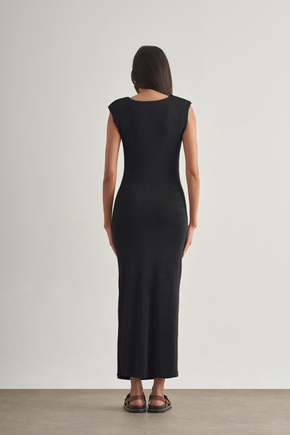 Mizalle Yan büzgü Detaylı Vatkalı Uzun Kolsuz Siyah Bodycon Elbise