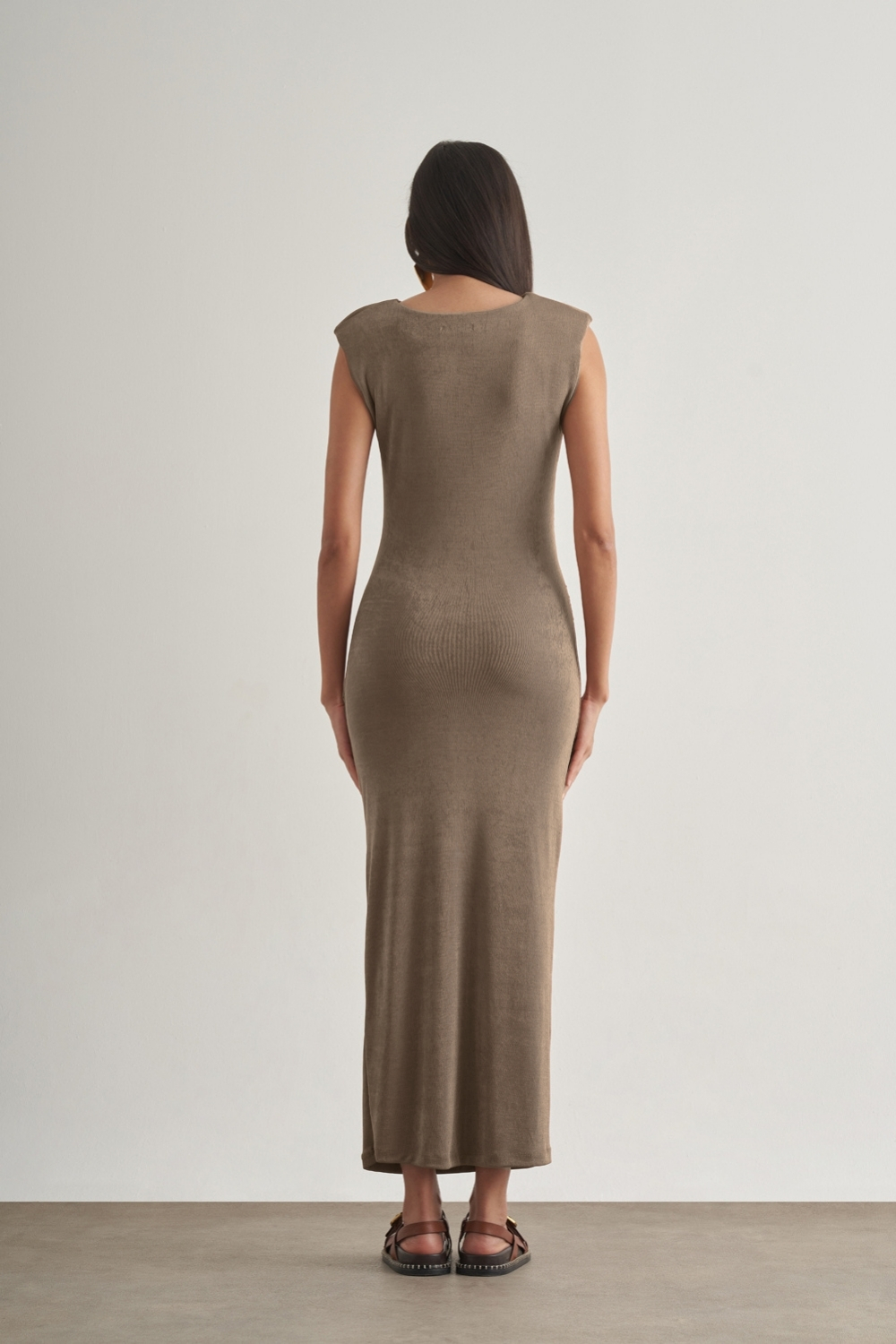 Mizalle Yan büzgü Detaylı Vatkalı Uzun Kolsuz Vizon Bodycon Elbise