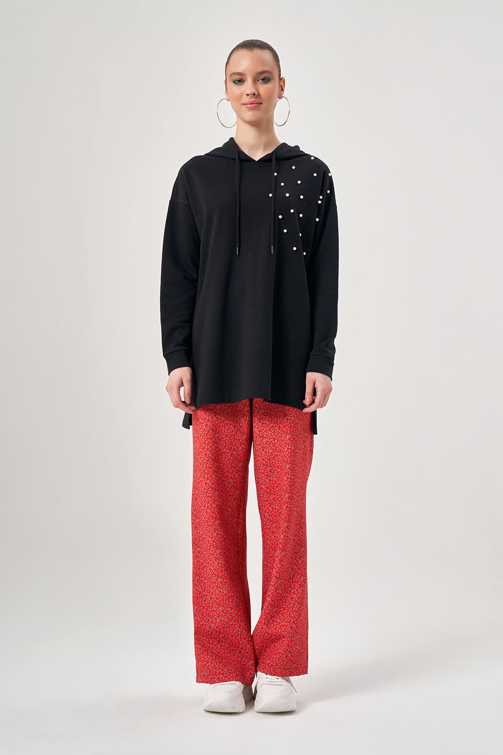 Mizalle İnci İşlemeli Kapüşonlu Siyah Sweatshirt