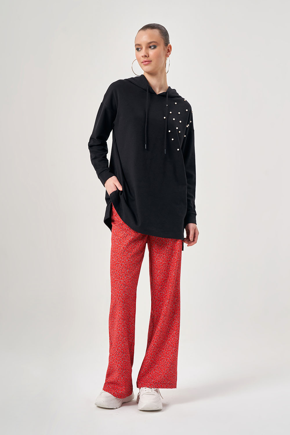 Mizalle İnci İşlemeli Kapüşonlu Siyah Sweatshirt