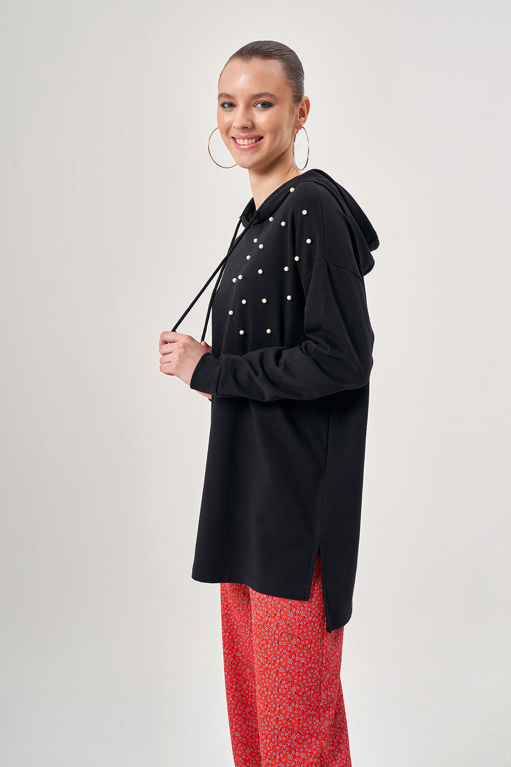 Mizalle İnci İşlemeli Kapüşonlu Siyah Sweatshirt
