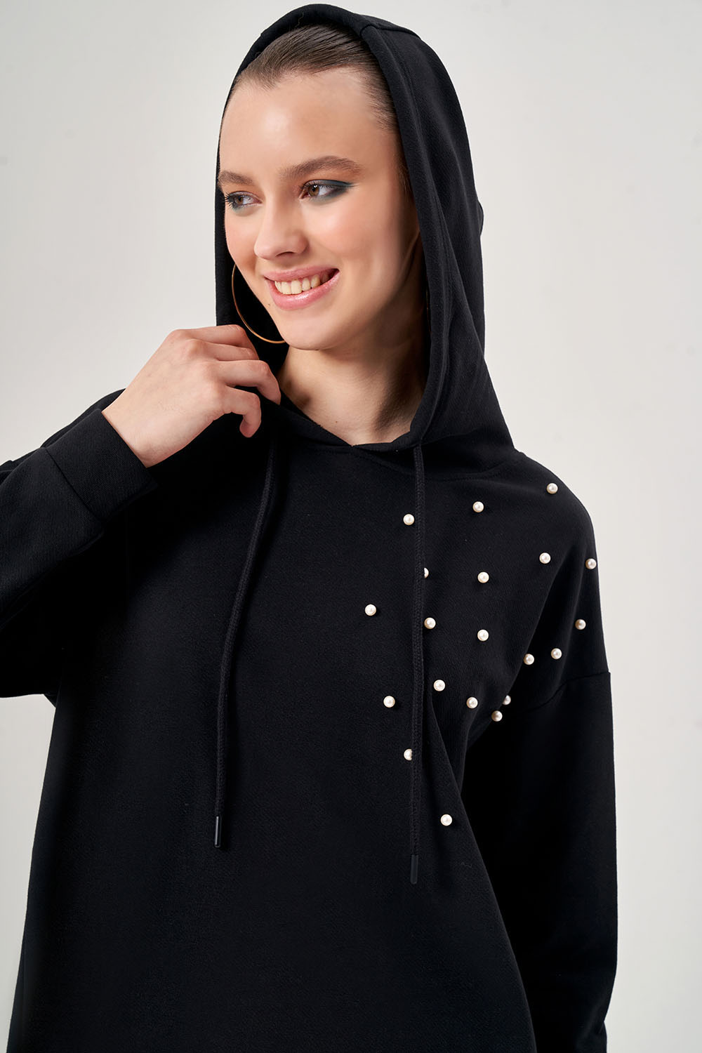 Mizalle İnci İşlemeli Kapüşonlu Siyah Sweatshirt