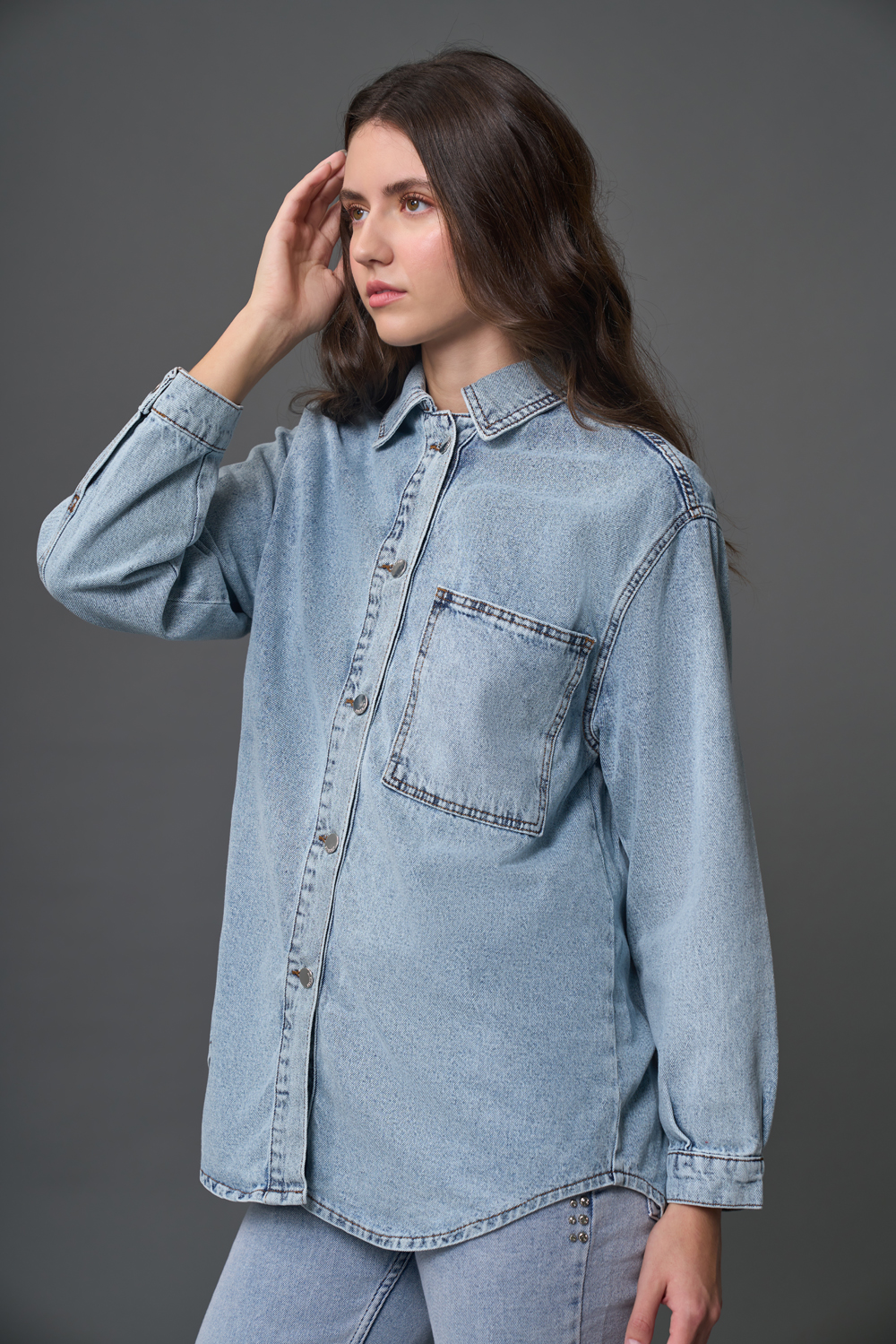 Mizalle Tek Cepli Rahat Kesimli Uzun Açık Mavi Denim Gömlek
