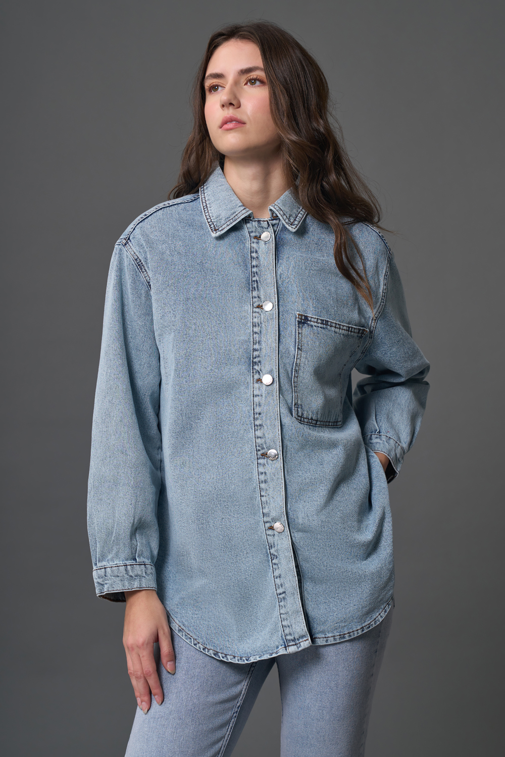 Mizalle Tek Cepli Rahat Kesimli Uzun Açık Mavi Denim Gömlek