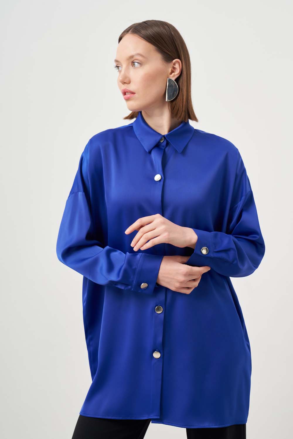 Mizalle Metal Düğmeli Oversize Mavi Saten Gömlek