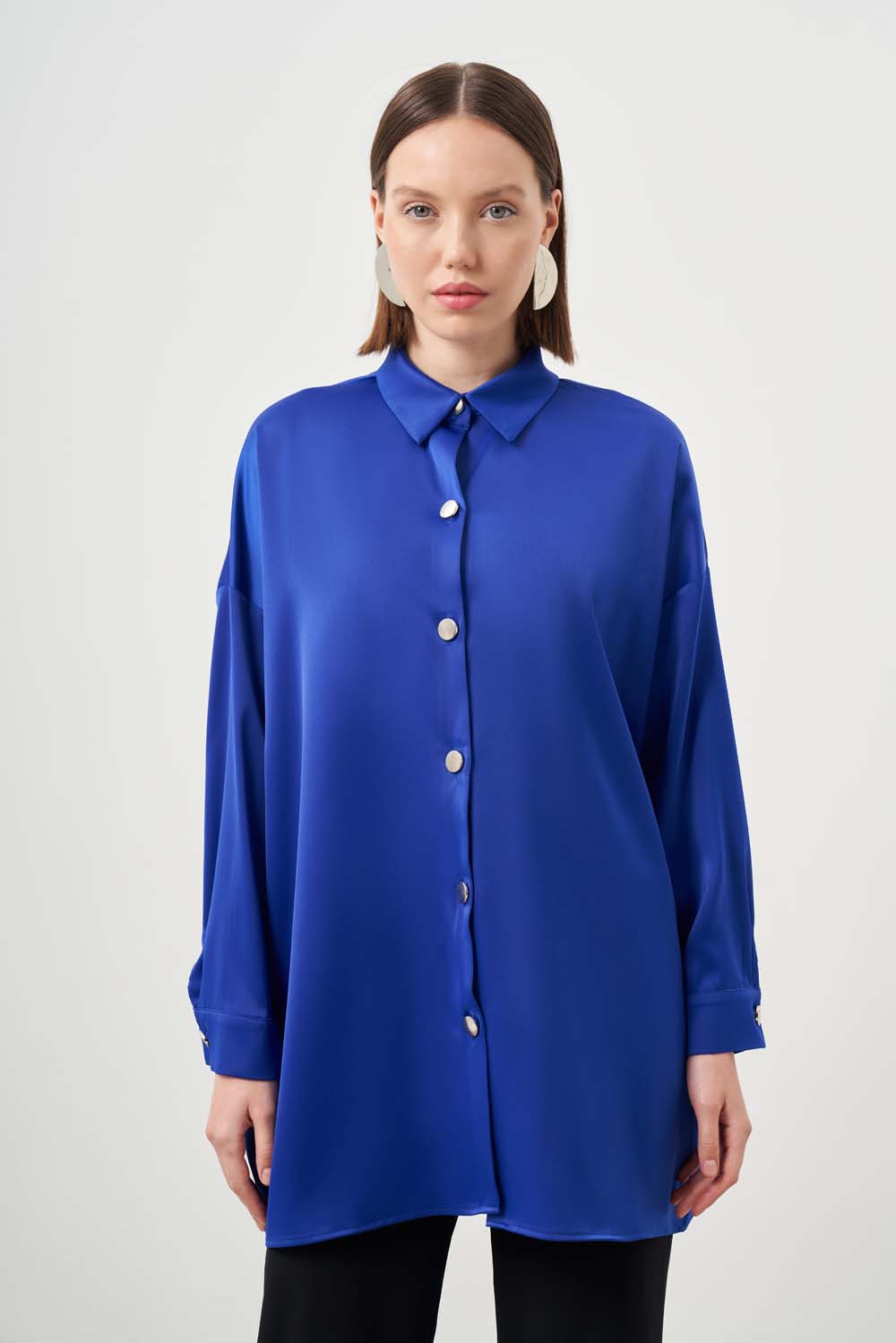 Mizalle Metal Düğmeli Oversize Mavi Saten Gömlek