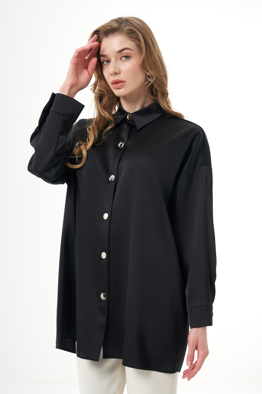 Mizalle Metal Düğmeli Oversize Siyah Saten Gömlek