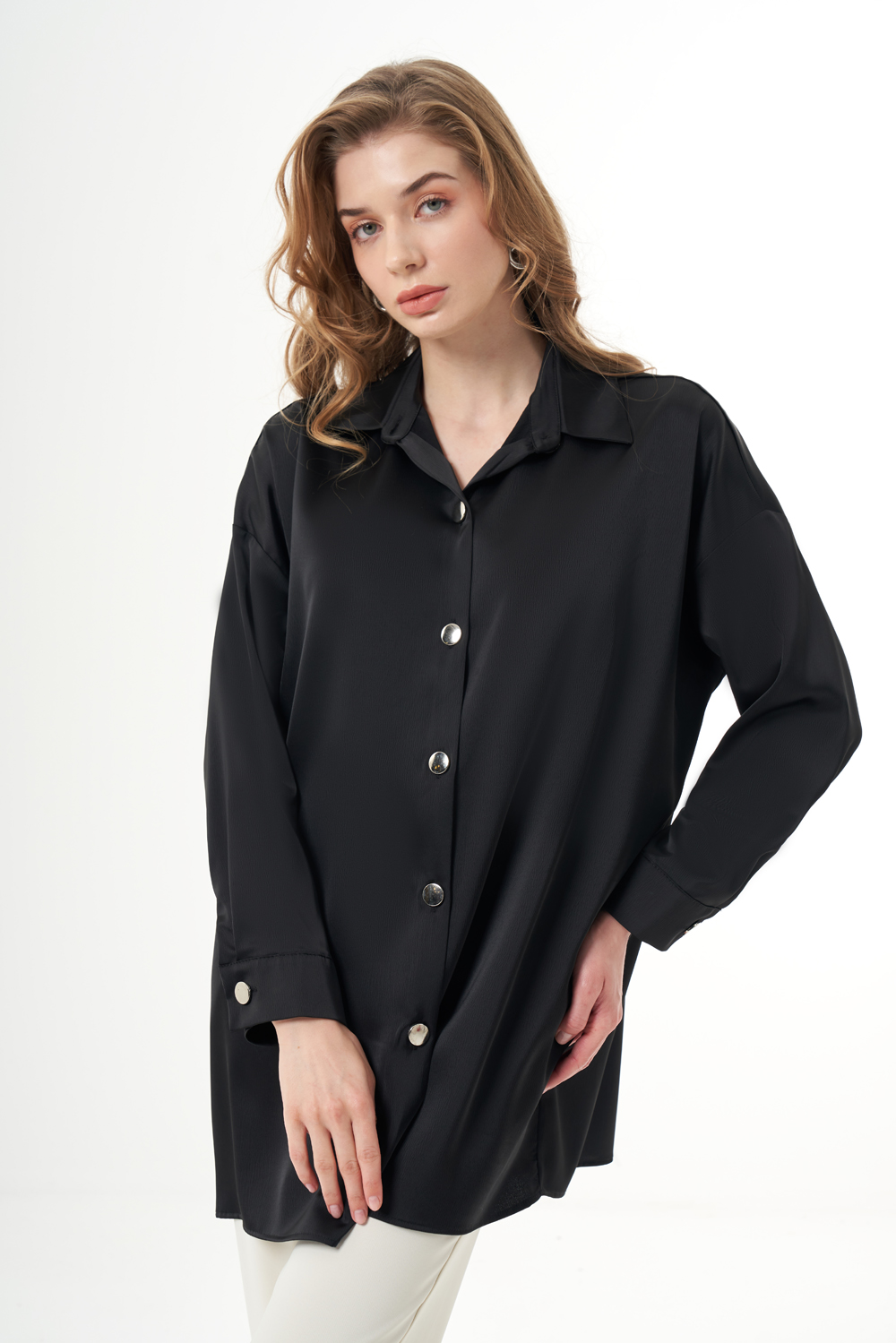 Mizalle Metal Düğmeli Oversize Siyah Saten Gömlek