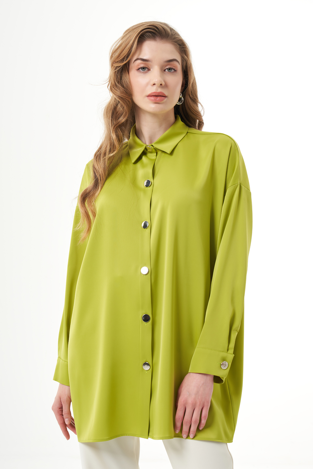 Mizalle Metal Düğmeli Oversize Yeşil Saten Gömlek