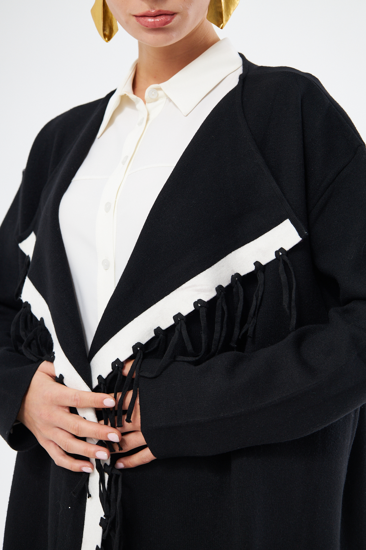 Mizalle Beyaz Örgü Detaylı Siyah Uzun Oversize Hırka