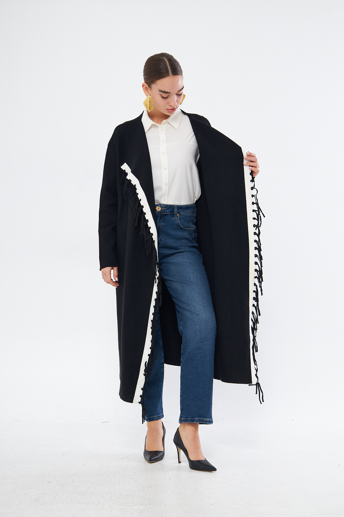 Mizalle Beyaz Örgü Detaylı Siyah Uzun Oversize Hırka