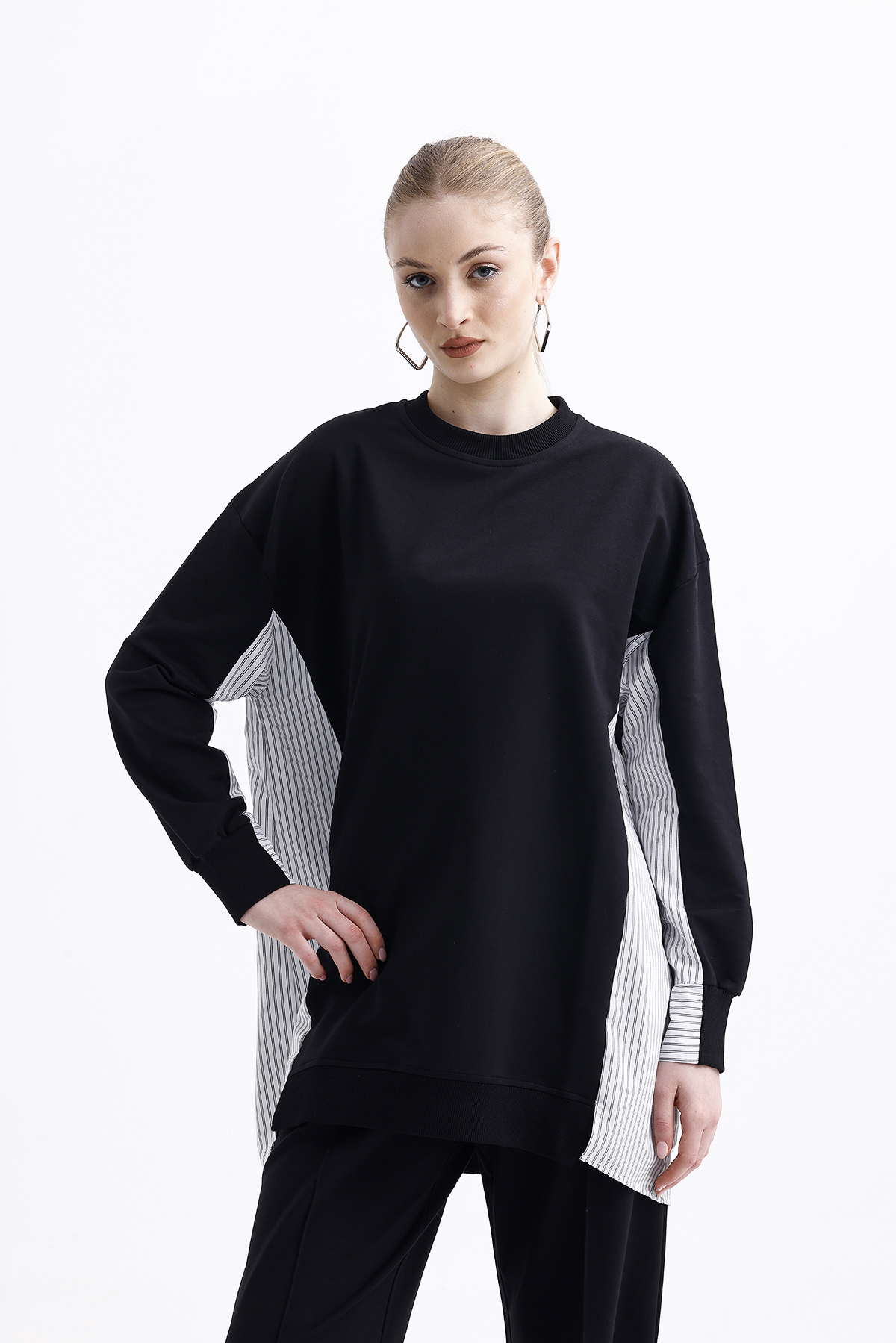 Mizalle Çizgili Parça Detaylı Oversize Siyah Sweatshirt