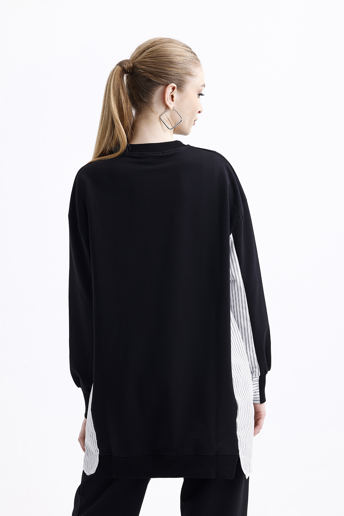 Mizalle Çizgili Parça Detaylı Oversize Siyah Sweatshirt