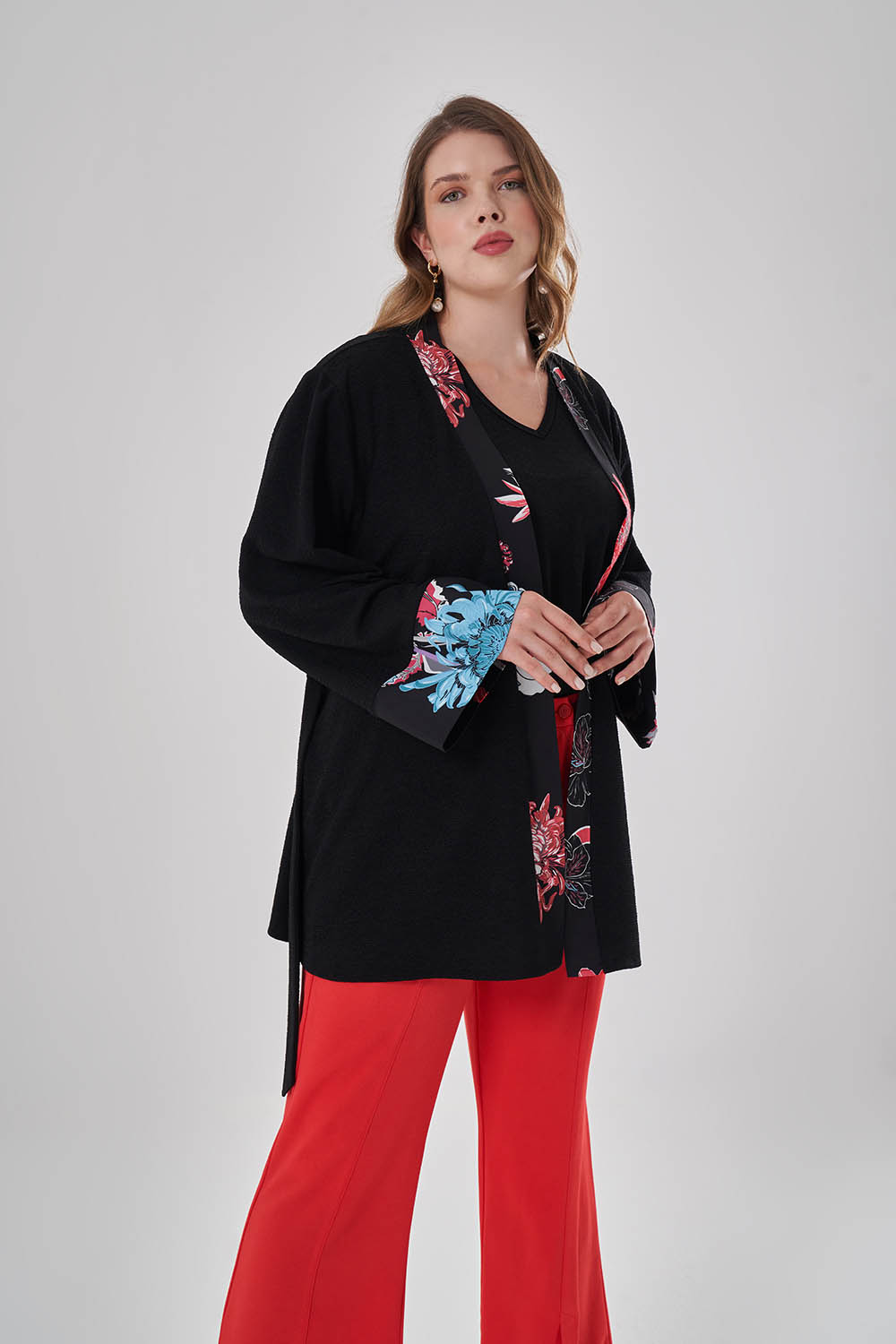 Mizalle Çiçek Deseni Detaylı Siyah Büyük Beden Kimono