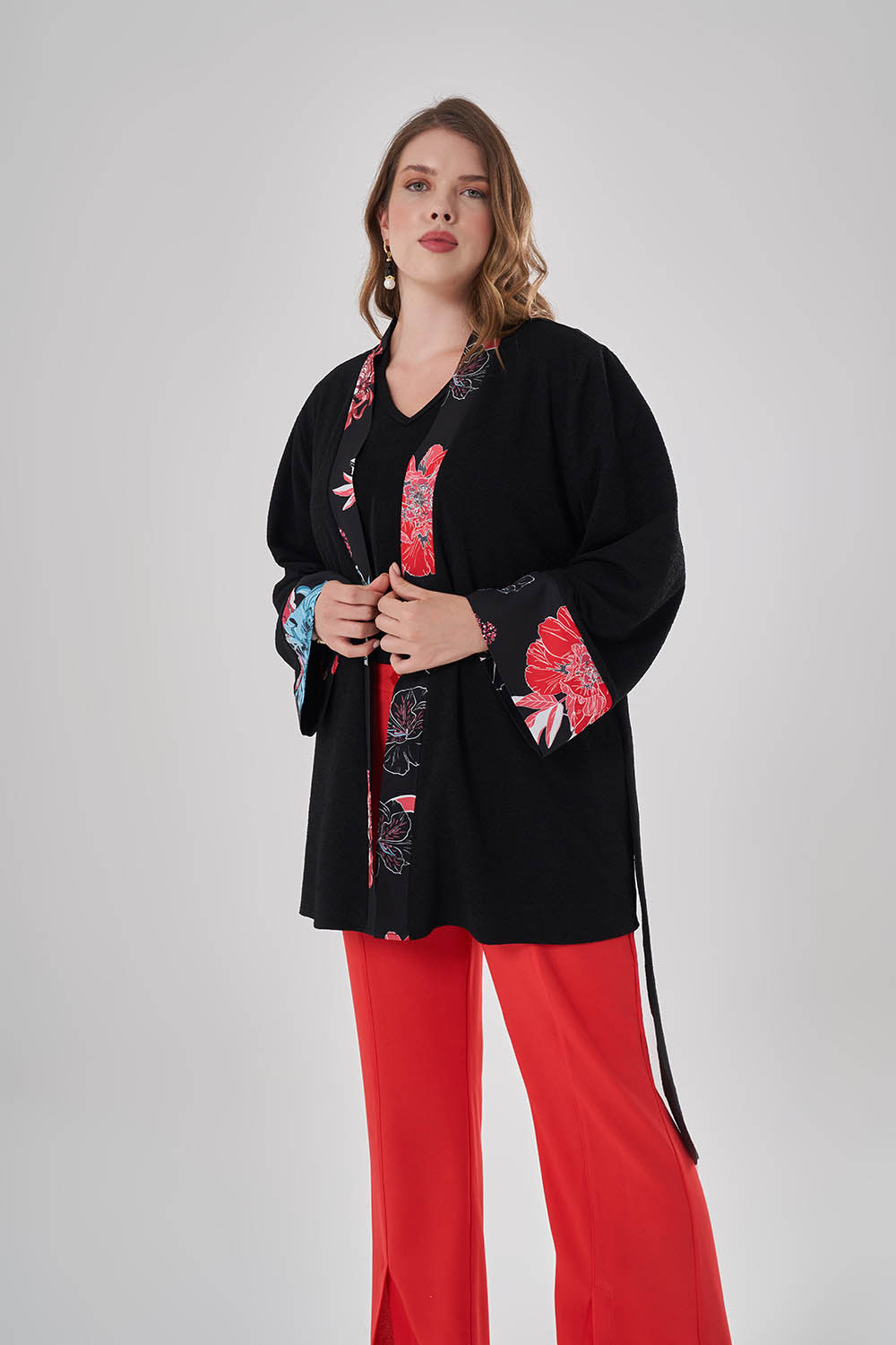 Mizalle Çiçek Deseni Detaylı Siyah Büyük Beden Kimono