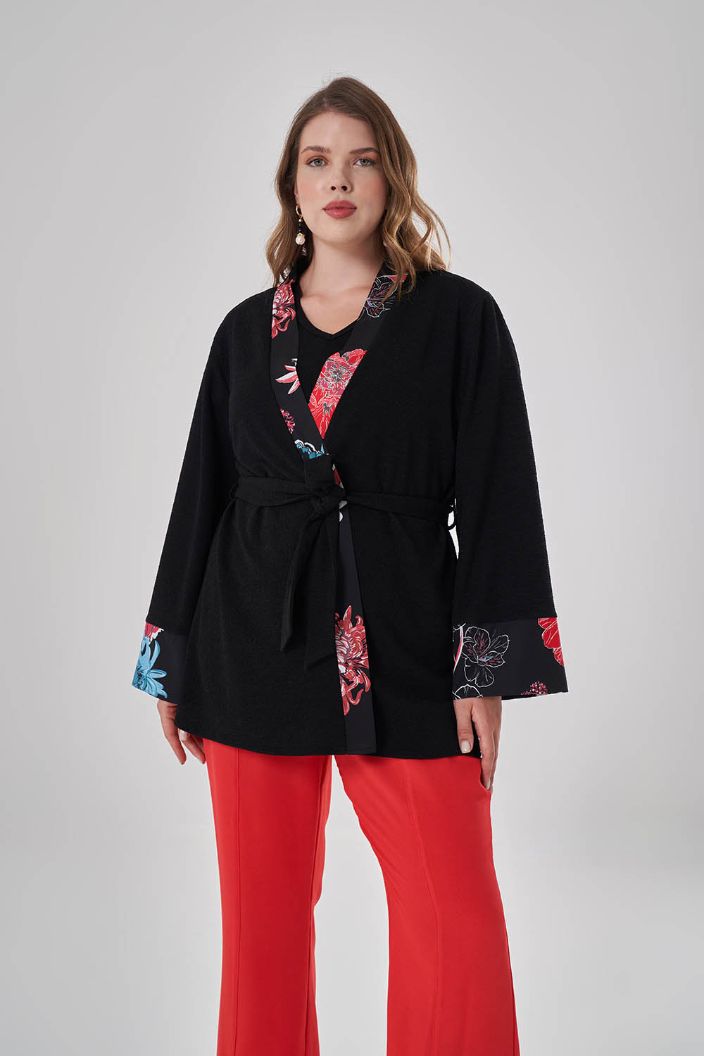 Mizalle Çiçek Deseni Detaylı Siyah Büyük Beden Kimono