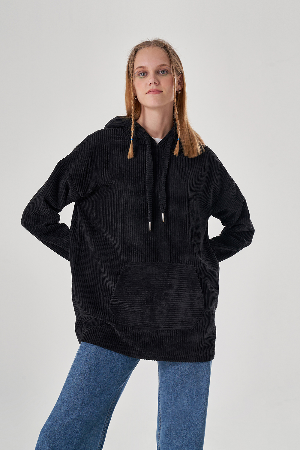 Mizalle Siyah Kanguru Cepli Fitilli Kadife Sweatshirt