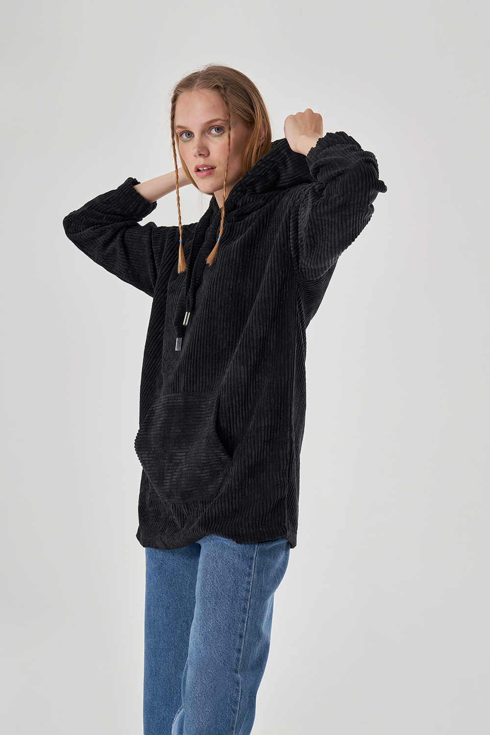 Mizalle Siyah Kanguru Cepli Fitilli Kadife Sweatshirt