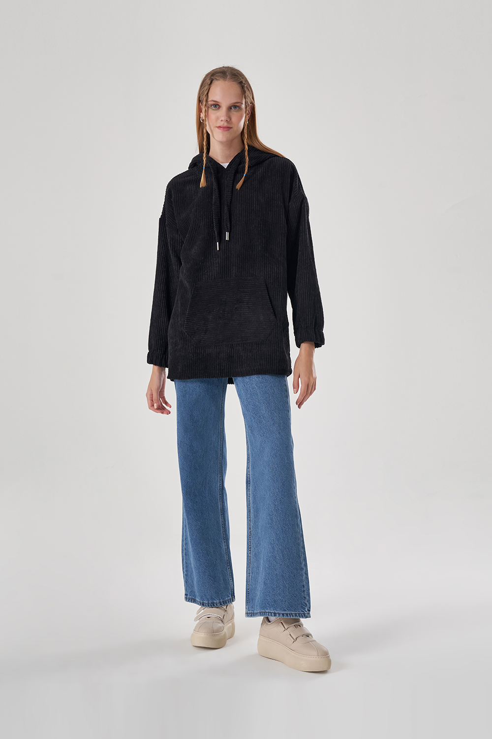 Mizalle Siyah Kanguru Cepli Fitilli Kadife Sweatshirt