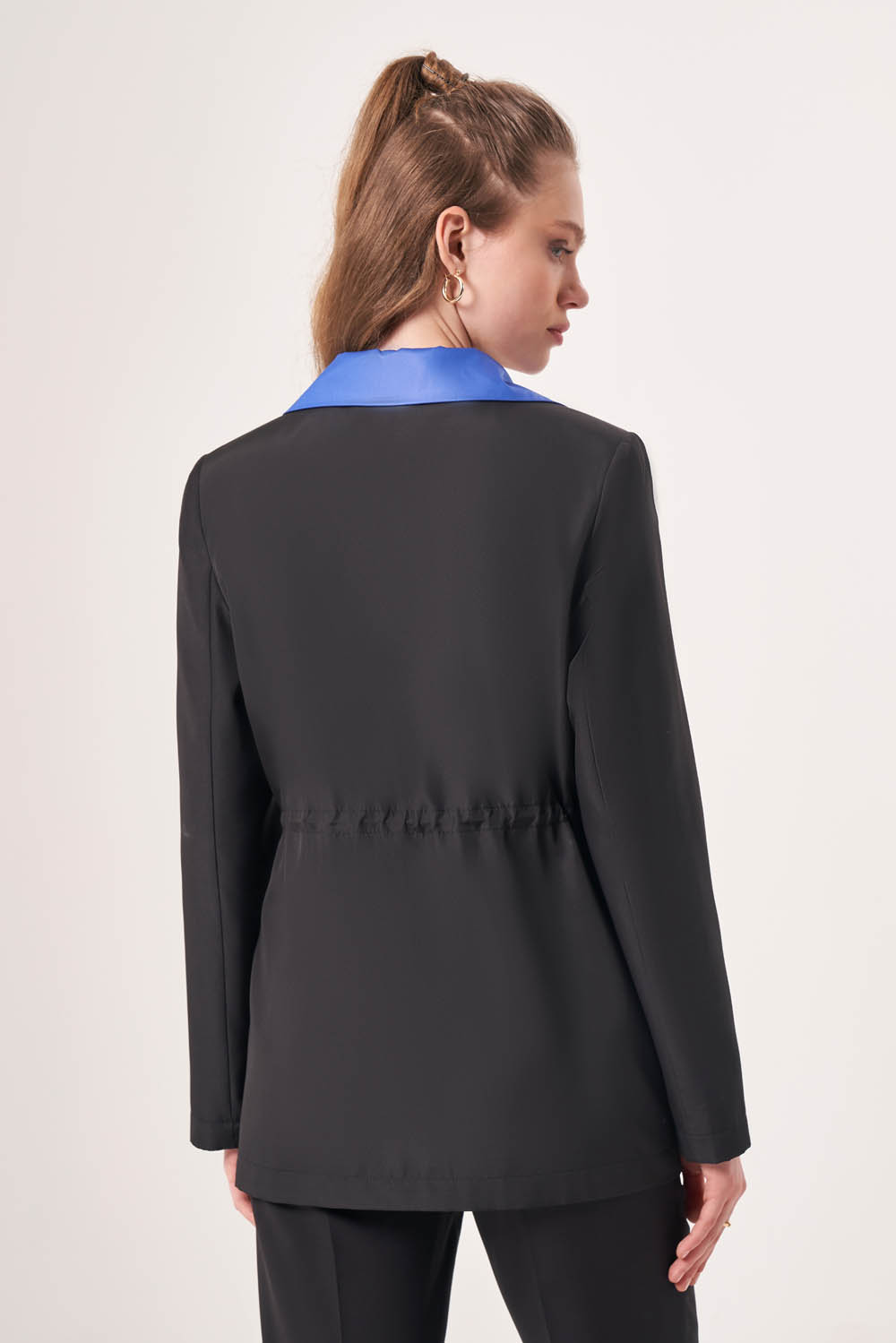 Mizalle Beli Büzgülü Siyah Mavi Renk Bloklu Blazer Ceket