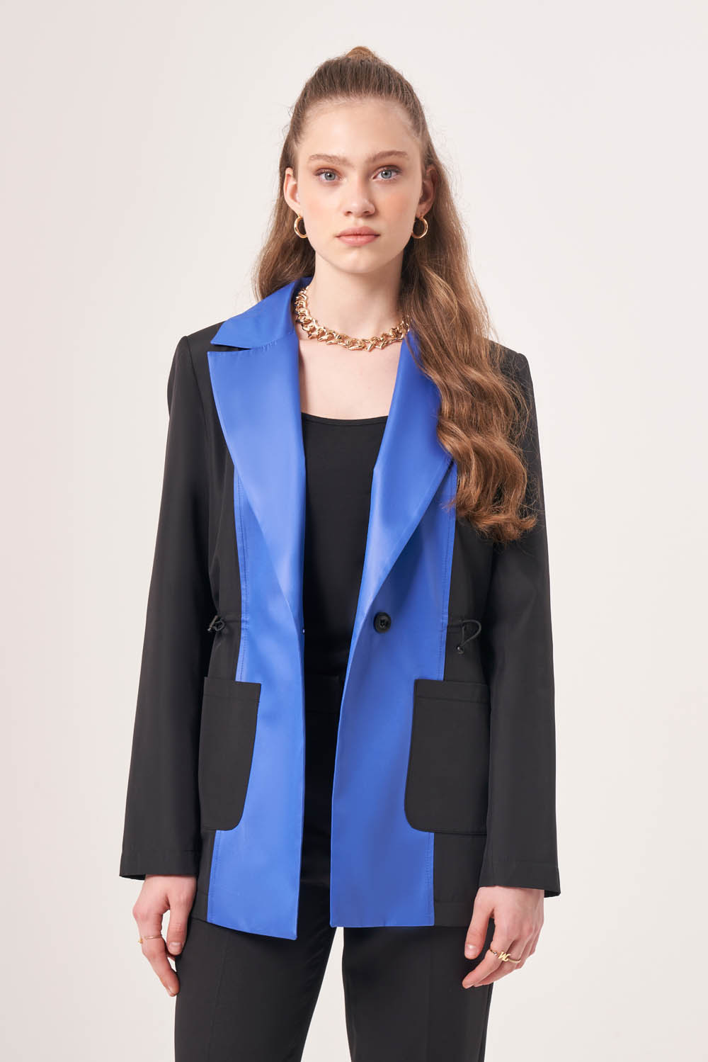 Mizalle Beli Büzgülü Siyah Mavi Renk Bloklu Blazer Ceket