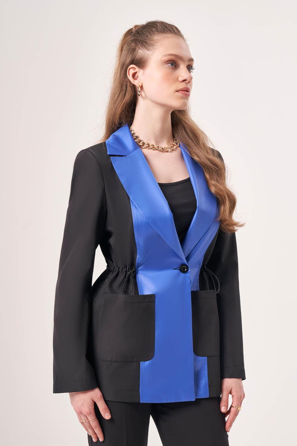 Mizalle Beli Büzgülü Siyah Mavi Renk Bloklu Blazer Ceket