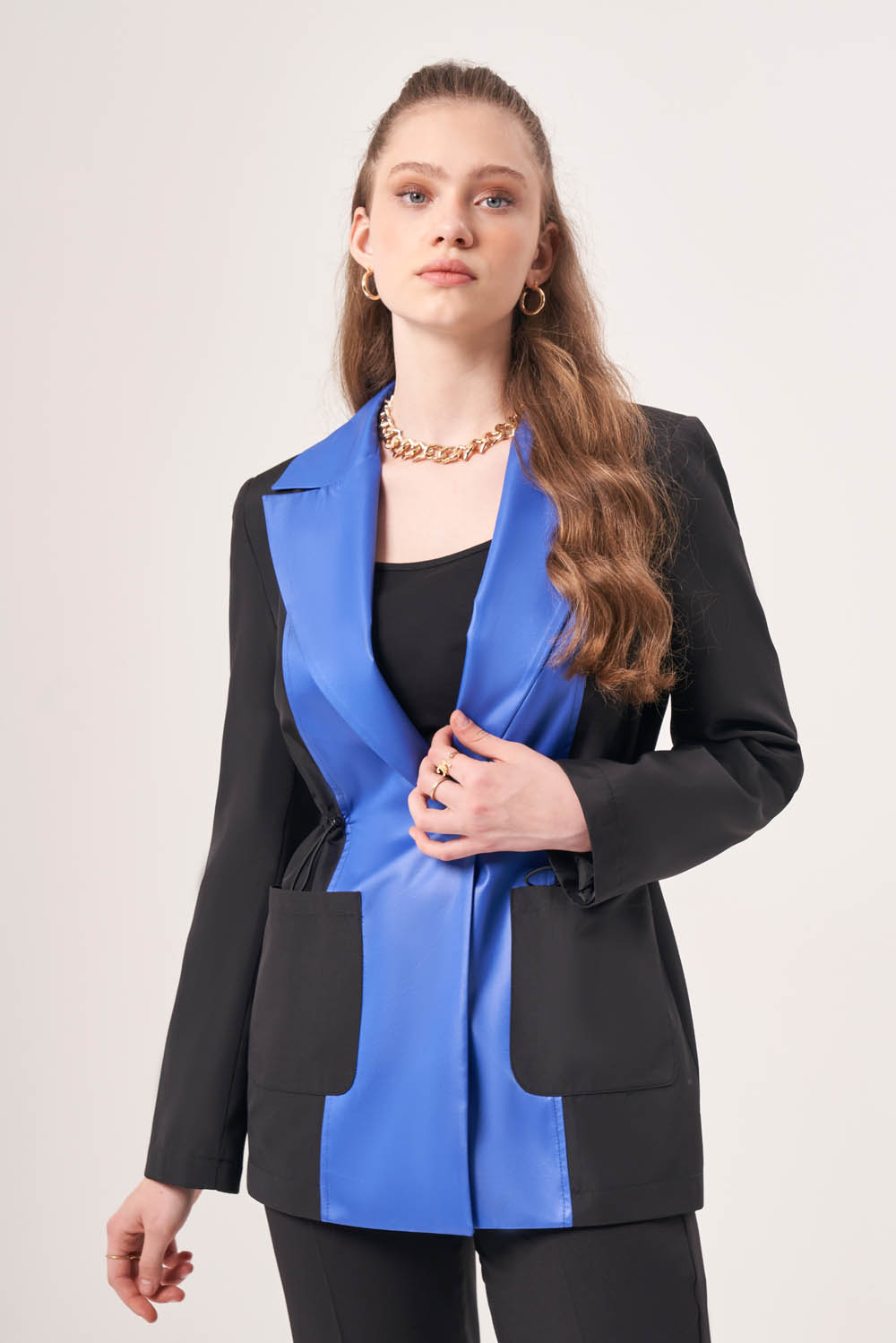 Mizalle Beli Büzgülü Siyah Mavi Renk Bloklu Blazer Ceket