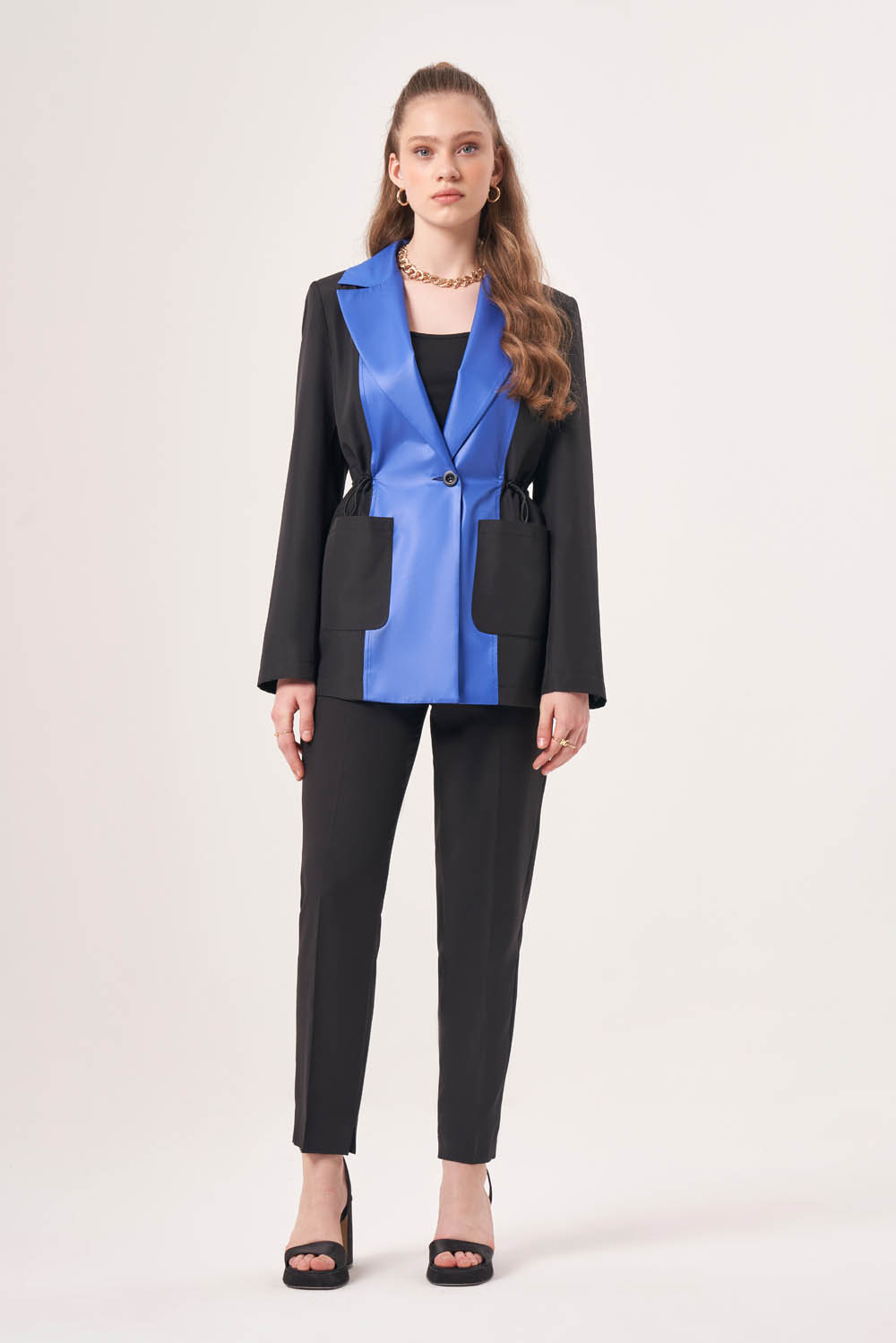 Mizalle Beli Büzgülü Siyah Mavi Renk Bloklu Blazer Ceket