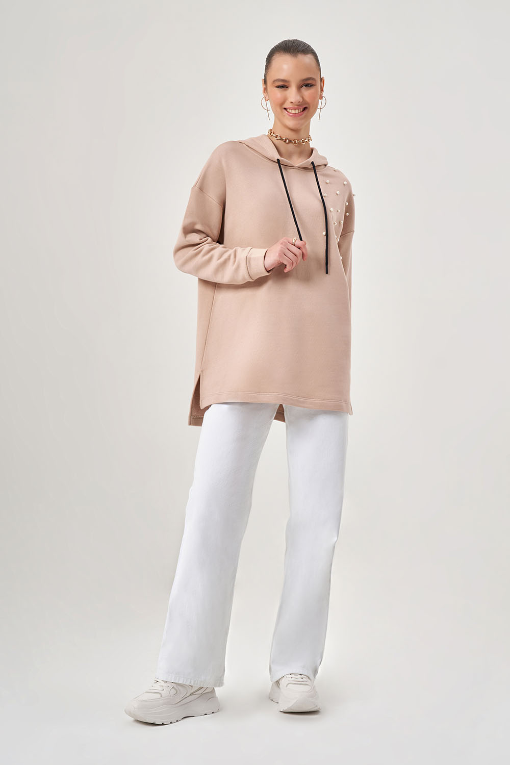 Mizalle İnci Detaylı Bej Rengi Kapüşonlu Sweatshirt