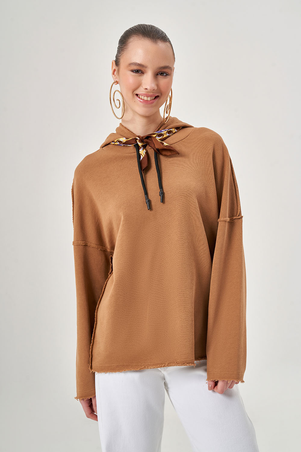 Mizalle Kapüşonlu Kesik Detaylı Camel Sweatshirt