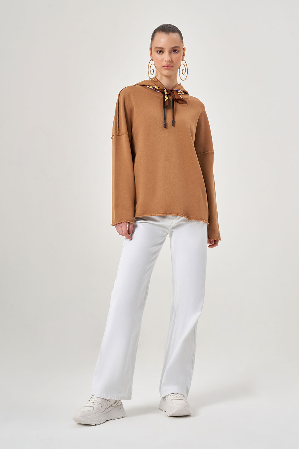 Mizalle Kapüşonlu Kesik Detaylı Camel Sweatshirt