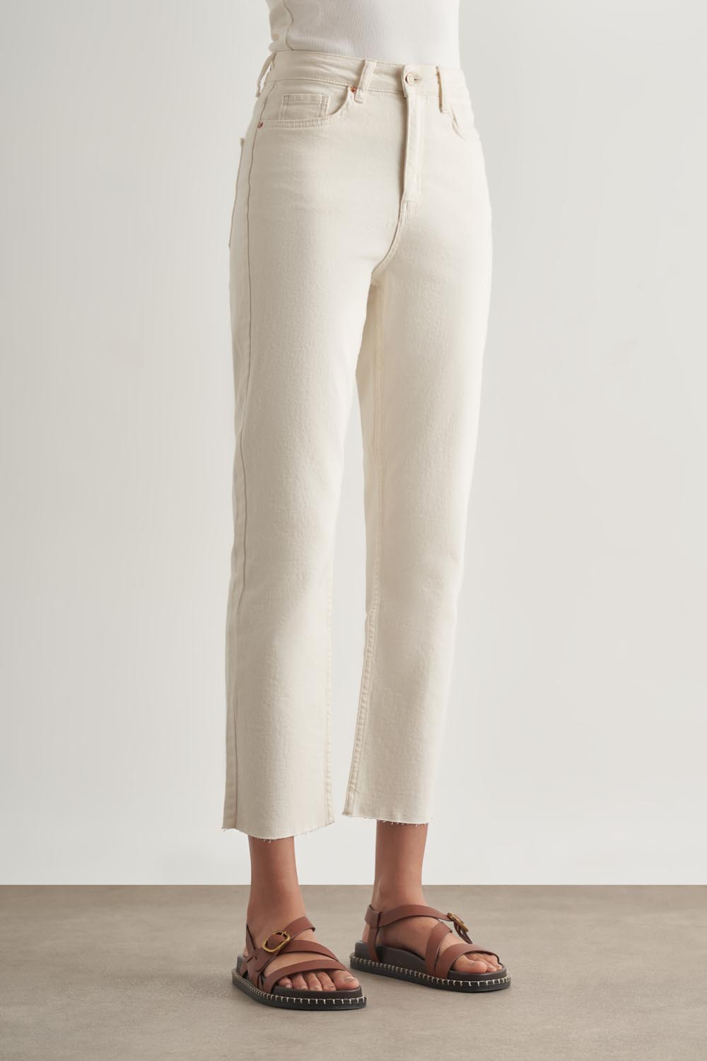 Mizalle Dar Kesim Kesik Paçalı Mom Fit Ekru Denim Pantolon
