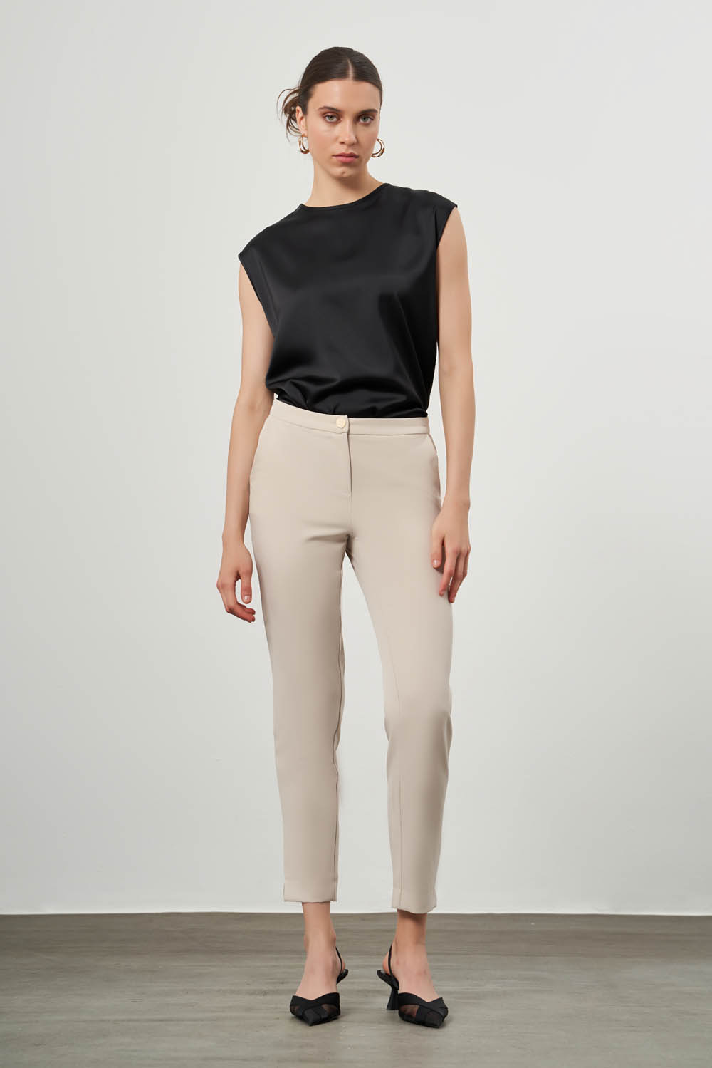Mizalle Basic Kısa Paça Klasik Bej Rengi Kumaş Pantolon