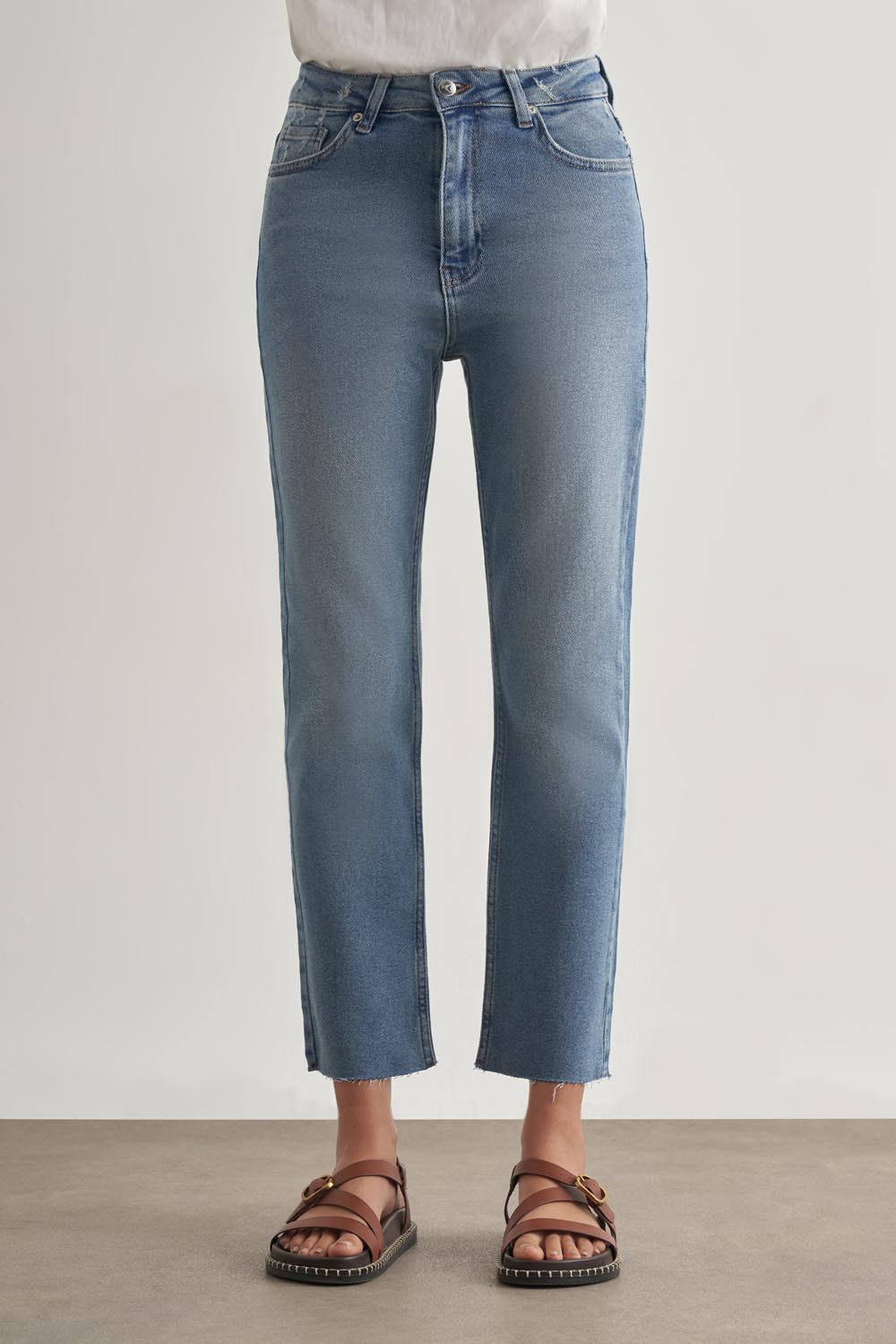 Mizalle Dar Kesim Kesik Paçalı Mom Fit Açık Mavi Denim Pantolon